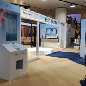 บริการจำหน่ายและเช่า INTERACTIVE GAME & VENDING MACHINE KIOSK + บริการผลิตและเช่าระบบ Interactive Game & Vending Machine Kiosk สร้างกิจกรรมให้บูธคุณดูทันสมัย น่าสนใจ ด้วยเทคโนโลยีและนวัตกรรมที่จะสร้างรอยยิ้มให้กับผู้ร่วมสนุกและประสบการณ์ดีๆให้ความรู้เป็นที่น่าจดจำต่อแบรนด์สินค้าและบริการของคุณ โดยเรามีเกมสำเร็จรูป เพื่อลดระยะเวลาในการผลิตและพัฒนาระบบ รวมถึงประหยัดงบประมาณในการจัดงานและระบบ Interactive ของเรา มีฟังก์ชัน ดังนี้ เล่นง่ายด้วยระบบจอสัมผัส 40 นิ้ว มาพร้อมกับระบบแจกของรางวัลอัตโนมัติผ่านการร่วมสนุกกับเกม ทำให้บูธดูทันสมัยสร้างความน่าสนใจ และดึงดูดคนเข้ามารับชมบูธและร่วมกินกรรมมากยิ่งขึ้น ทนทาน แข็งแรง เหมาะกับที่จัดทั้งในและนอกอาคาร ดูทันสมัย เรียบหรู เหมาะกับงานเป็นทางการ ประหยัดงบในการทำกิจกรรมสำหรับบูธและอีเวนต์ ด้วยระบบเกมที่เราสร้างไว้เพื่อรองรับงานของคุณ ระบบ Interactive Game สำเร็จรูปให้เลือกใช้งาน โดยเปลี่ยนภาพกราฟิกตามสินค้า แบรนด์ และรูปแบบงานของลูกค้าได้ สามารถปรับเปลี่ยนกราฟิกเพื่อให้เข้ากับงานของคุณ ประหยัดระยะเวลาในการพัมนาระบบเกมสำหรับงานอีเวนต์นั้นๆ เก็บข้อมูลผู้เล่นเพื่อนำไปวิเคราะห์และใช้งานข้อมูล เช่น ชื่อ เบอร์ติดต่อ อีเมล ได้ เคลื่อนย้าย ติดตั้ง สะดวก Optional สามารถติดสติ๊กเกอร์ Inkjet เพื่อให้สอดคล้องกับธีมงานของลูกค้าได้
