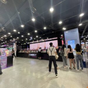 บริการจำหน่ายและเช่า INTERACTIVE GAME & VENDING MACHINE KIOSK + บริการผลิตและเช่าระบบ Interactive Game & Vending Machine Kiosk สร้างกิจกรรมให้บูธคุณดูทันสมัย น่าสนใจ ด้วยเทคโนโลยีและนวัตกรรมที่จะสร้างรอยยิ้มให้กับผู้ร่วมสนุกและประสบการณ์ดีๆให้ความรู้เป็นที่น่าจดจำต่อแบรนด์สินค้าและบริการของคุณ โดยเรามีเกมสำเร็จรูป เพื่อลดระยะเวลาในการผลิตและพัฒนาระบบ รวมถึงประหยัดงบประมาณในการจัดงานและระบบ Interactive ของเรา มีฟังก์ชัน ดังนี้ เล่นง่ายด้วยระบบจอสัมผัส 40 นิ้ว มาพร้อมกับระบบแจกของรางวัลอัตโนมัติผ่านการร่วมสนุกกับเกม ทำให้บูธดูทันสมัยสร้างความน่าสนใจ และดึงดูดคนเข้ามารับชมบูธและร่วมกินกรรมมากยิ่งขึ้น ทนทาน แข็งแรง เหมาะกับที่จัดทั้งในและนอกอาคาร ดูทันสมัย เรียบหรู เหมาะกับงานเป็นทางการ ประหยัดงบในการทำกิจกรรมสำหรับบูธและอีเวนต์ ด้วยระบบเกมที่เราสร้างไว้เพื่อรองรับงานของคุณ ระบบ Interactive Game สำเร็จรูปให้เลือกใช้งาน โดยเปลี่ยนภาพกราฟิกตามสินค้า แบรนด์ และรูปแบบงานของลูกค้าได้ สามารถปรับเปลี่ยนกราฟิกเพื่อให้เข้ากับงานของคุณ ประหยัดระยะเวลาในการพัมนาระบบเกมสำหรับงานอีเวนต์นั้นๆ เก็บข้อมูลผู้เล่นเพื่อนำไปวิเคราะห์และใช้งานข้อมูล เช่น ชื่อ เบอร์ติดต่อ อีเมล ได้ เคลื่อนย้าย ติดตั้ง สะดวก Optional สามารถติดสติ๊กเกอร์ Inkjet เพื่อให้สอดคล้องกับธีมงานของลูกค้าได้