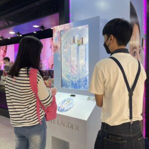 บริการจำหน่ายและเช่า INTERACTIVE GAME & VENDING MACHINE KIOSK + บริการผลิตและเช่าระบบ Interactive Game & Vending Machine Kiosk สร้างกิจกรรมให้บูธคุณดูทันสมัย น่าสนใจ ด้วยเทคโนโลยีและนวัตกรรมที่จะสร้างรอยยิ้มให้กับผู้ร่วมสนุกและประสบการณ์ดีๆให้ความรู้เป็นที่น่าจดจำต่อแบรนด์สินค้าและบริการของคุณ โดยเรามีเกมสำเร็จรูป เพื่อลดระยะเวลาในการผลิตและพัฒนาระบบ รวมถึงประหยัดงบประมาณในการจัดงานและระบบ Interactive ของเรา มีฟังก์ชัน ดังนี้ เล่นง่ายด้วยระบบจอสัมผัส 40 นิ้ว มาพร้อมกับระบบแจกของรางวัลอัตโนมัติผ่านการร่วมสนุกกับเกม ทำให้บูธดูทันสมัยสร้างความน่าสนใจ และดึงดูดคนเข้ามารับชมบูธและร่วมกินกรรมมากยิ่งขึ้น ทนทาน แข็งแรง เหมาะกับที่จัดทั้งในและนอกอาคาร ดูทันสมัย เรียบหรู เหมาะกับงานเป็นทางการ ประหยัดงบในการทำกิจกรรมสำหรับบูธและอีเวนต์ ด้วยระบบเกมที่เราสร้างไว้เพื่อรองรับงานของคุณ ระบบ Interactive Game สำเร็จรูปให้เลือกใช้งาน โดยเปลี่ยนภาพกราฟิกตามสินค้า แบรนด์ และรูปแบบงานของลูกค้าได้ สามารถปรับเปลี่ยนกราฟิกเพื่อให้เข้ากับงานของคุณ ประหยัดระยะเวลาในการพัมนาระบบเกมสำหรับงานอีเวนต์นั้นๆ เก็บข้อมูลผู้เล่นเพื่อนำไปวิเคราะห์และใช้งานข้อมูล เช่น ชื่อ เบอร์ติดต่อ อีเมล ได้ เคลื่อนย้าย ติดตั้ง สะดวก Optional สามารถติดสติ๊กเกอร์ Inkjet เพื่อให้สอดคล้องกับธีมงานของลูกค้าได้