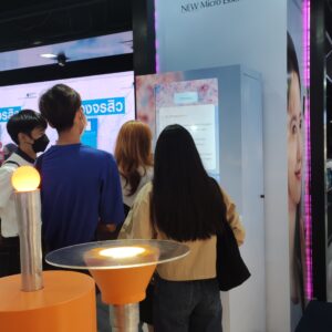 บริการจำหน่ายและเช่า INTERACTIVE GAME & VENDING MACHINE KIOSK + บริการผลิตและเช่าระบบ Interactive Game & Vending Machine Kiosk สร้างกิจกรรมให้บูธคุณดูทันสมัย น่าสนใจ ด้วยเทคโนโลยีและนวัตกรรมที่จะสร้างรอยยิ้มให้กับผู้ร่วมสนุกและประสบการณ์ดีๆให้ความรู้เป็นที่น่าจดจำต่อแบรนด์สินค้าและบริการของคุณ โดยเรามีเกมสำเร็จรูป เพื่อลดระยะเวลาในการผลิตและพัฒนาระบบ รวมถึงประหยัดงบประมาณในการจัดงานและระบบ Interactive ของเรา มีฟังก์ชัน ดังนี้ เล่นง่ายด้วยระบบจอสัมผัส 40 นิ้ว มาพร้อมกับระบบแจกของรางวัลอัตโนมัติผ่านการร่วมสนุกกับเกม ทำให้บูธดูทันสมัยสร้างความน่าสนใจ และดึงดูดคนเข้ามารับชมบูธและร่วมกินกรรมมากยิ่งขึ้น ทนทาน แข็งแรง เหมาะกับที่จัดทั้งในและนอกอาคาร ดูทันสมัย เรียบหรู เหมาะกับงานเป็นทางการ ประหยัดงบในการทำกิจกรรมสำหรับบูธและอีเวนต์ ด้วยระบบเกมที่เราสร้างไว้เพื่อรองรับงานของคุณ ระบบ Interactive Game สำเร็จรูปให้เลือกใช้งาน โดยเปลี่ยนภาพกราฟิกตามสินค้า แบรนด์ และรูปแบบงานของลูกค้าได้ สามารถปรับเปลี่ยนกราฟิกเพื่อให้เข้ากับงานของคุณ ประหยัดระยะเวลาในการพัมนาระบบเกมสำหรับงานอีเวนต์นั้นๆ เก็บข้อมูลผู้เล่นเพื่อนำไปวิเคราะห์และใช้งานข้อมูล เช่น ชื่อ เบอร์ติดต่อ อีเมล ได้ เคลื่อนย้าย ติดตั้ง สะดวก Optional สามารถติดสติ๊กเกอร์ Inkjet เพื่อให้สอดคล้องกับธีมงานของลูกค้าได้