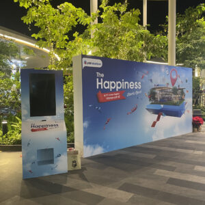 บริการจำหน่ายและเช่า INTERACTIVE GAME & VENDING MACHINE KIOSK + บริการผลิตและเช่าระบบ Interactive Game & Vending Machine Kiosk สร้างกิจกรรมให้บูธคุณดูทันสมัย น่าสนใจ ด้วยเทคโนโลยีและนวัตกรรมที่จะสร้างรอยยิ้มให้กับผู้ร่วมสนุกและประสบการณ์ดีๆให้ความรู้เป็นที่น่าจดจำต่อแบรนด์สินค้าและบริการของคุณ โดยเรามีเกมสำเร็จรูป เพื่อลดระยะเวลาในการผลิตและพัฒนาระบบ รวมถึงประหยัดงบประมาณในการจัดงานและระบบ Interactive ของเรา มีฟังก์ชัน ดังนี้ เล่นง่ายด้วยระบบจอสัมผัส 40 นิ้ว มาพร้อมกับระบบแจกของรางวัลอัตโนมัติผ่านการร่วมสนุกกับเกม ทำให้บูธดูทันสมัยสร้างความน่าสนใจ และดึงดูดคนเข้ามารับชมบูธและร่วมกินกรรมมากยิ่งขึ้น ทนทาน แข็งแรง เหมาะกับที่จัดทั้งในและนอกอาคาร ดูทันสมัย เรียบหรู เหมาะกับงานเป็นทางการ ประหยัดงบในการทำกิจกรรมสำหรับบูธและอีเวนต์ ด้วยระบบเกมที่เราสร้างไว้เพื่อรองรับงานของคุณ ระบบ Interactive Game สำเร็จรูปให้เลือกใช้งาน โดยเปลี่ยนภาพกราฟิกตามสินค้า แบรนด์ และรูปแบบงานของลูกค้าได้ สามารถปรับเปลี่ยนกราฟิกเพื่อให้เข้ากับงานของคุณ ประหยัดระยะเวลาในการพัมนาระบบเกมสำหรับงานอีเวนต์นั้นๆ เก็บข้อมูลผู้เล่นเพื่อนำไปวิเคราะห์และใช้งานข้อมูล เช่น ชื่อ เบอร์ติดต่อ อีเมล ได้ เคลื่อนย้าย ติดตั้ง สะดวก Optional สามารถติดสติ๊กเกอร์ Inkjet เพื่อให้สอดคล้องกับธีมงานของลูกค้าได้