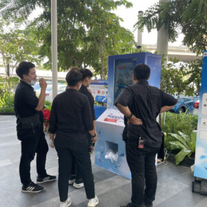 บริการจำหน่ายและเช่า INTERACTIVE GAME & VENDING MACHINE KIOSK + บริการผลิตและเช่าระบบ Interactive Game & Vending Machine Kiosk สร้างกิจกรรมให้บูธคุณดูทันสมัย น่าสนใจ ด้วยเทคโนโลยีและนวัตกรรมที่จะสร้างรอยยิ้มให้กับผู้ร่วมสนุกและประสบการณ์ดีๆให้ความรู้เป็นที่น่าจดจำต่อแบรนด์สินค้าและบริการของคุณ โดยเรามีเกมสำเร็จรูป เพื่อลดระยะเวลาในการผลิตและพัฒนาระบบ รวมถึงประหยัดงบประมาณในการจัดงานและระบบ Interactive ของเรา มีฟังก์ชัน ดังนี้ เล่นง่ายด้วยระบบจอสัมผัส 40 นิ้ว มาพร้อมกับระบบแจกของรางวัลอัตโนมัติผ่านการร่วมสนุกกับเกม ทำให้บูธดูทันสมัยสร้างความน่าสนใจ และดึงดูดคนเข้ามารับชมบูธและร่วมกินกรรมมากยิ่งขึ้น ทนทาน แข็งแรง เหมาะกับที่จัดทั้งในและนอกอาคาร ดูทันสมัย เรียบหรู เหมาะกับงานเป็นทางการ ประหยัดงบในการทำกิจกรรมสำหรับบูธและอีเวนต์ ด้วยระบบเกมที่เราสร้างไว้เพื่อรองรับงานของคุณ ระบบ Interactive Game สำเร็จรูปให้เลือกใช้งาน โดยเปลี่ยนภาพกราฟิกตามสินค้า แบรนด์ และรูปแบบงานของลูกค้าได้ สามารถปรับเปลี่ยนกราฟิกเพื่อให้เข้ากับงานของคุณ ประหยัดระยะเวลาในการพัมนาระบบเกมสำหรับงานอีเวนต์นั้นๆ เก็บข้อมูลผู้เล่นเพื่อนำไปวิเคราะห์และใช้งานข้อมูล เช่น ชื่อ เบอร์ติดต่อ อีเมล ได้ เคลื่อนย้าย ติดตั้ง สะดวก Optional สามารถติดสติ๊กเกอร์ Inkjet เพื่อให้สอดคล้องกับธีมงานของลูกค้าได้