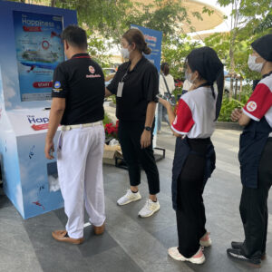 บริการจำหน่ายและเช่า INTERACTIVE GAME & VENDING MACHINE KIOSK + บริการผลิตและเช่าระบบ Interactive Game & Vending Machine Kiosk สร้างกิจกรรมให้บูธคุณดูทันสมัย น่าสนใจ ด้วยเทคโนโลยีและนวัตกรรมที่จะสร้างรอยยิ้มให้กับผู้ร่วมสนุกและประสบการณ์ดีๆให้ความรู้เป็นที่น่าจดจำต่อแบรนด์สินค้าและบริการของคุณ โดยเรามีเกมสำเร็จรูป เพื่อลดระยะเวลาในการผลิตและพัฒนาระบบ รวมถึงประหยัดงบประมาณในการจัดงานและระบบ Interactive ของเรา มีฟังก์ชัน ดังนี้ เล่นง่ายด้วยระบบจอสัมผัส 40 นิ้ว มาพร้อมกับระบบแจกของรางวัลอัตโนมัติผ่านการร่วมสนุกกับเกม ทำให้บูธดูทันสมัยสร้างความน่าสนใจ และดึงดูดคนเข้ามารับชมบูธและร่วมกินกรรมมากยิ่งขึ้น ทนทาน แข็งแรง เหมาะกับที่จัดทั้งในและนอกอาคาร ดูทันสมัย เรียบหรู เหมาะกับงานเป็นทางการ ประหยัดงบในการทำกิจกรรมสำหรับบูธและอีเวนต์ ด้วยระบบเกมที่เราสร้างไว้เพื่อรองรับงานของคุณ ระบบ Interactive Game สำเร็จรูปให้เลือกใช้งาน โดยเปลี่ยนภาพกราฟิกตามสินค้า แบรนด์ และรูปแบบงานของลูกค้าได้ สามารถปรับเปลี่ยนกราฟิกเพื่อให้เข้ากับงานของคุณ ประหยัดระยะเวลาในการพัมนาระบบเกมสำหรับงานอีเวนต์นั้นๆ เก็บข้อมูลผู้เล่นเพื่อนำไปวิเคราะห์และใช้งานข้อมูล เช่น ชื่อ เบอร์ติดต่อ อีเมล ได้ เคลื่อนย้าย ติดตั้ง สะดวก Optional สามารถติดสติ๊กเกอร์ Inkjet เพื่อให้สอดคล้องกับธีมงานของลูกค้าได้