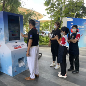บริการจำหน่ายและเช่า INTERACTIVE GAME & VENDING MACHINE KIOSK + บริการผลิตและเช่าระบบ Interactive Game & Vending Machine Kiosk สร้างกิจกรรมให้บูธคุณดูทันสมัย น่าสนใจ ด้วยเทคโนโลยีและนวัตกรรมที่จะสร้างรอยยิ้มให้กับผู้ร่วมสนุกและประสบการณ์ดีๆให้ความรู้เป็นที่น่าจดจำต่อแบรนด์สินค้าและบริการของคุณ โดยเรามีเกมสำเร็จรูป เพื่อลดระยะเวลาในการผลิตและพัฒนาระบบ รวมถึงประหยัดงบประมาณในการจัดงานและระบบ Interactive ของเรา มีฟังก์ชัน ดังนี้ เล่นง่ายด้วยระบบจอสัมผัส 40 นิ้ว มาพร้อมกับระบบแจกของรางวัลอัตโนมัติผ่านการร่วมสนุกกับเกม ทำให้บูธดูทันสมัยสร้างความน่าสนใจ และดึงดูดคนเข้ามารับชมบูธและร่วมกินกรรมมากยิ่งขึ้น ทนทาน แข็งแรง เหมาะกับที่จัดทั้งในและนอกอาคาร ดูทันสมัย เรียบหรู เหมาะกับงานเป็นทางการ ประหยัดงบในการทำกิจกรรมสำหรับบูธและอีเวนต์ ด้วยระบบเกมที่เราสร้างไว้เพื่อรองรับงานของคุณ ระบบ Interactive Game สำเร็จรูปให้เลือกใช้งาน โดยเปลี่ยนภาพกราฟิกตามสินค้า แบรนด์ และรูปแบบงานของลูกค้าได้ สามารถปรับเปลี่ยนกราฟิกเพื่อให้เข้ากับงานของคุณ ประหยัดระยะเวลาในการพัมนาระบบเกมสำหรับงานอีเวนต์นั้นๆ เก็บข้อมูลผู้เล่นเพื่อนำไปวิเคราะห์และใช้งานข้อมูล เช่น ชื่อ เบอร์ติดต่อ อีเมล ได้ เคลื่อนย้าย ติดตั้ง สะดวก Optional สามารถติดสติ๊กเกอร์ Inkjet เพื่อให้สอดคล้องกับธีมงานของลูกค้าได้