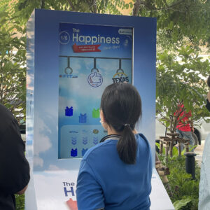 บริการจำหน่ายและเช่า INTERACTIVE GAME & VENDING MACHINE KIOSK + บริการผลิตและเช่าระบบ Interactive Game & Vending Machine Kiosk สร้างกิจกรรมให้บูธคุณดูทันสมัย น่าสนใจ ด้วยเทคโนโลยีและนวัตกรรมที่จะสร้างรอยยิ้มให้กับผู้ร่วมสนุกและประสบการณ์ดีๆให้ความรู้เป็นที่น่าจดจำต่อแบรนด์สินค้าและบริการของคุณ โดยเรามีเกมสำเร็จรูป เพื่อลดระยะเวลาในการผลิตและพัฒนาระบบ รวมถึงประหยัดงบประมาณในการจัดงานและระบบ Interactive ของเรา มีฟังก์ชัน ดังนี้ เล่นง่ายด้วยระบบจอสัมผัส 40 นิ้ว มาพร้อมกับระบบแจกของรางวัลอัตโนมัติผ่านการร่วมสนุกกับเกม ทำให้บูธดูทันสมัยสร้างความน่าสนใจ และดึงดูดคนเข้ามารับชมบูธและร่วมกินกรรมมากยิ่งขึ้น ทนทาน แข็งแรง เหมาะกับที่จัดทั้งในและนอกอาคาร ดูทันสมัย เรียบหรู เหมาะกับงานเป็นทางการ ประหยัดงบในการทำกิจกรรมสำหรับบูธและอีเวนต์ ด้วยระบบเกมที่เราสร้างไว้เพื่อรองรับงานของคุณ ระบบ Interactive Game สำเร็จรูปให้เลือกใช้งาน โดยเปลี่ยนภาพกราฟิกตามสินค้า แบรนด์ และรูปแบบงานของลูกค้าได้ สามารถปรับเปลี่ยนกราฟิกเพื่อให้เข้ากับงานของคุณ ประหยัดระยะเวลาในการพัมนาระบบเกมสำหรับงานอีเวนต์นั้นๆ เก็บข้อมูลผู้เล่นเพื่อนำไปวิเคราะห์และใช้งานข้อมูล เช่น ชื่อ เบอร์ติดต่อ อีเมล ได้ เคลื่อนย้าย ติดตั้ง สะดวก Optional สามารถติดสติ๊กเกอร์ Inkjet เพื่อให้สอดคล้องกับธีมงานของลูกค้าได้