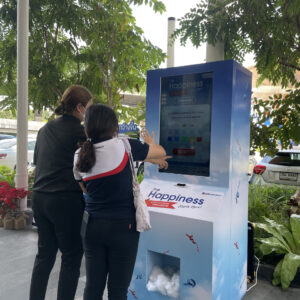 บริการจำหน่ายและเช่า INTERACTIVE GAME & VENDING MACHINE KIOSK + บริการผลิตและเช่าระบบ Interactive Game & Vending Machine Kiosk สร้างกิจกรรมให้บูธคุณดูทันสมัย น่าสนใจ ด้วยเทคโนโลยีและนวัตกรรมที่จะสร้างรอยยิ้มให้กับผู้ร่วมสนุกและประสบการณ์ดีๆให้ความรู้เป็นที่น่าจดจำต่อแบรนด์สินค้าและบริการของคุณ โดยเรามีเกมสำเร็จรูป เพื่อลดระยะเวลาในการผลิตและพัฒนาระบบ รวมถึงประหยัดงบประมาณในการจัดงานและระบบ Interactive ของเรา มีฟังก์ชัน ดังนี้ เล่นง่ายด้วยระบบจอสัมผัส 40 นิ้ว มาพร้อมกับระบบแจกของรางวัลอัตโนมัติผ่านการร่วมสนุกกับเกม ทำให้บูธดูทันสมัยสร้างความน่าสนใจ และดึงดูดคนเข้ามารับชมบูธและร่วมกินกรรมมากยิ่งขึ้น ทนทาน แข็งแรง เหมาะกับที่จัดทั้งในและนอกอาคาร ดูทันสมัย เรียบหรู เหมาะกับงานเป็นทางการ ประหยัดงบในการทำกิจกรรมสำหรับบูธและอีเวนต์ ด้วยระบบเกมที่เราสร้างไว้เพื่อรองรับงานของคุณ ระบบ Interactive Game สำเร็จรูปให้เลือกใช้งาน โดยเปลี่ยนภาพกราฟิกตามสินค้า แบรนด์ และรูปแบบงานของลูกค้าได้ สามารถปรับเปลี่ยนกราฟิกเพื่อให้เข้ากับงานของคุณ ประหยัดระยะเวลาในการพัมนาระบบเกมสำหรับงานอีเวนต์นั้นๆ เก็บข้อมูลผู้เล่นเพื่อนำไปวิเคราะห์และใช้งานข้อมูล เช่น ชื่อ เบอร์ติดต่อ อีเมล ได้ เคลื่อนย้าย ติดตั้ง สะดวก Optional สามารถติดสติ๊กเกอร์ Inkjet เพื่อให้สอดคล้องกับธีมงานของลูกค้าได้