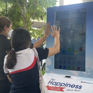บริการจำหน่ายและเช่า INTERACTIVE GAME & VENDING MACHINE KIOSK + บริการผลิตและเช่าระบบ Interactive Game & Vending Machine Kiosk สร้างกิจกรรมให้บูธคุณดูทันสมัย น่าสนใจ ด้วยเทคโนโลยีและนวัตกรรมที่จะสร้างรอยยิ้มให้กับผู้ร่วมสนุกและประสบการณ์ดีๆให้ความรู้เป็นที่น่าจดจำต่อแบรนด์สินค้าและบริการของคุณ โดยเรามีเกมสำเร็จรูป เพื่อลดระยะเวลาในการผลิตและพัฒนาระบบ รวมถึงประหยัดงบประมาณในการจัดงานและระบบ Interactive ของเรา มีฟังก์ชัน ดังนี้ เล่นง่ายด้วยระบบจอสัมผัส 40 นิ้ว มาพร้อมกับระบบแจกของรางวัลอัตโนมัติผ่านการร่วมสนุกกับเกม ทำให้บูธดูทันสมัยสร้างความน่าสนใจ และดึงดูดคนเข้ามารับชมบูธและร่วมกินกรรมมากยิ่งขึ้น ทนทาน แข็งแรง เหมาะกับที่จัดทั้งในและนอกอาคาร ดูทันสมัย เรียบหรู เหมาะกับงานเป็นทางการ ประหยัดงบในการทำกิจกรรมสำหรับบูธและอีเวนต์ ด้วยระบบเกมที่เราสร้างไว้เพื่อรองรับงานของคุณ ระบบ Interactive Game สำเร็จรูปให้เลือกใช้งาน โดยเปลี่ยนภาพกราฟิกตามสินค้า แบรนด์ และรูปแบบงานของลูกค้าได้ สามารถปรับเปลี่ยนกราฟิกเพื่อให้เข้ากับงานของคุณ ประหยัดระยะเวลาในการพัมนาระบบเกมสำหรับงานอีเวนต์นั้นๆ เก็บข้อมูลผู้เล่นเพื่อนำไปวิเคราะห์และใช้งานข้อมูล เช่น ชื่อ เบอร์ติดต่อ อีเมล ได้ เคลื่อนย้าย ติดตั้ง สะดวก Optional สามารถติดสติ๊กเกอร์ Inkjet เพื่อให้สอดคล้องกับธีมงานของลูกค้าได้