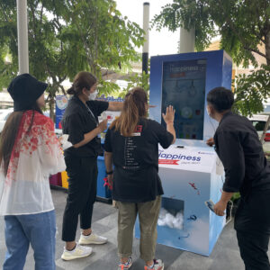 บริการจำหน่ายและเช่า INTERACTIVE GAME & VENDING MACHINE KIOSK + บริการผลิตและเช่าระบบ Interactive Game & Vending Machine Kiosk สร้างกิจกรรมให้บูธคุณดูทันสมัย น่าสนใจ ด้วยเทคโนโลยีและนวัตกรรมที่จะสร้างรอยยิ้มให้กับผู้ร่วมสนุกและประสบการณ์ดีๆให้ความรู้เป็นที่น่าจดจำต่อแบรนด์สินค้าและบริการของคุณ โดยเรามีเกมสำเร็จรูป เพื่อลดระยะเวลาในการผลิตและพัฒนาระบบ รวมถึงประหยัดงบประมาณในการจัดงานและระบบ Interactive ของเรา มีฟังก์ชัน ดังนี้ เล่นง่ายด้วยระบบจอสัมผัส 40 นิ้ว มาพร้อมกับระบบแจกของรางวัลอัตโนมัติผ่านการร่วมสนุกกับเกม ทำให้บูธดูทันสมัยสร้างความน่าสนใจ และดึงดูดคนเข้ามารับชมบูธและร่วมกินกรรมมากยิ่งขึ้น ทนทาน แข็งแรง เหมาะกับที่จัดทั้งในและนอกอาคาร ดูทันสมัย เรียบหรู เหมาะกับงานเป็นทางการ ประหยัดงบในการทำกิจกรรมสำหรับบูธและอีเวนต์ ด้วยระบบเกมที่เราสร้างไว้เพื่อรองรับงานของคุณ ระบบ Interactive Game สำเร็จรูปให้เลือกใช้งาน โดยเปลี่ยนภาพกราฟิกตามสินค้า แบรนด์ และรูปแบบงานของลูกค้าได้ สามารถปรับเปลี่ยนกราฟิกเพื่อให้เข้ากับงานของคุณ ประหยัดระยะเวลาในการพัมนาระบบเกมสำหรับงานอีเวนต์นั้นๆ เก็บข้อมูลผู้เล่นเพื่อนำไปวิเคราะห์และใช้งานข้อมูล เช่น ชื่อ เบอร์ติดต่อ อีเมล ได้ เคลื่อนย้าย ติดตั้ง สะดวก Optional สามารถติดสติ๊กเกอร์ Inkjet เพื่อให้สอดคล้องกับธีมงานของลูกค้าได้