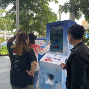 บริการจำหน่ายและเช่า INTERACTIVE GAME & VENDING MACHINE KIOSK + บริการผลิตและเช่าระบบ Interactive Game & Vending Machine Kiosk สร้างกิจกรรมให้บูธคุณดูทันสมัย น่าสนใจ ด้วยเทคโนโลยีและนวัตกรรมที่จะสร้างรอยยิ้มให้กับผู้ร่วมสนุกและประสบการณ์ดีๆให้ความรู้เป็นที่น่าจดจำต่อแบรนด์สินค้าและบริการของคุณ โดยเรามีเกมสำเร็จรูป เพื่อลดระยะเวลาในการผลิตและพัฒนาระบบ รวมถึงประหยัดงบประมาณในการจัดงานและระบบ Interactive ของเรา มีฟังก์ชัน ดังนี้ เล่นง่ายด้วยระบบจอสัมผัส 40 นิ้ว มาพร้อมกับระบบแจกของรางวัลอัตโนมัติผ่านการร่วมสนุกกับเกม ทำให้บูธดูทันสมัยสร้างความน่าสนใจ และดึงดูดคนเข้ามารับชมบูธและร่วมกินกรรมมากยิ่งขึ้น ทนทาน แข็งแรง เหมาะกับที่จัดทั้งในและนอกอาคาร ดูทันสมัย เรียบหรู เหมาะกับงานเป็นทางการ ประหยัดงบในการทำกิจกรรมสำหรับบูธและอีเวนต์ ด้วยระบบเกมที่เราสร้างไว้เพื่อรองรับงานของคุณ ระบบ Interactive Game สำเร็จรูปให้เลือกใช้งาน โดยเปลี่ยนภาพกราฟิกตามสินค้า แบรนด์ และรูปแบบงานของลูกค้าได้ สามารถปรับเปลี่ยนกราฟิกเพื่อให้เข้ากับงานของคุณ ประหยัดระยะเวลาในการพัมนาระบบเกมสำหรับงานอีเวนต์นั้นๆ เก็บข้อมูลผู้เล่นเพื่อนำไปวิเคราะห์และใช้งานข้อมูล เช่น ชื่อ เบอร์ติดต่อ อีเมล ได้ เคลื่อนย้าย ติดตั้ง สะดวก Optional สามารถติดสติ๊กเกอร์ Inkjet เพื่อให้สอดคล้องกับธีมงานของลูกค้าได้