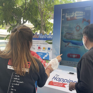 บริการจำหน่ายและเช่า INTERACTIVE GAME & VENDING MACHINE KIOSK + บริการผลิตและเช่าระบบ Interactive Game & Vending Machine Kiosk สร้างกิจกรรมให้บูธคุณดูทันสมัย น่าสนใจ ด้วยเทคโนโลยีและนวัตกรรมที่จะสร้างรอยยิ้มให้กับผู้ร่วมสนุกและประสบการณ์ดีๆให้ความรู้เป็นที่น่าจดจำต่อแบรนด์สินค้าและบริการของคุณ โดยเรามีเกมสำเร็จรูป เพื่อลดระยะเวลาในการผลิตและพัฒนาระบบ รวมถึงประหยัดงบประมาณในการจัดงานและระบบ Interactive ของเรา มีฟังก์ชัน ดังนี้ เล่นง่ายด้วยระบบจอสัมผัส 40 นิ้ว มาพร้อมกับระบบแจกของรางวัลอัตโนมัติผ่านการร่วมสนุกกับเกม ทำให้บูธดูทันสมัยสร้างความน่าสนใจ และดึงดูดคนเข้ามารับชมบูธและร่วมกินกรรมมากยิ่งขึ้น ทนทาน แข็งแรง เหมาะกับที่จัดทั้งในและนอกอาคาร ดูทันสมัย เรียบหรู เหมาะกับงานเป็นทางการ ประหยัดงบในการทำกิจกรรมสำหรับบูธและอีเวนต์ ด้วยระบบเกมที่เราสร้างไว้เพื่อรองรับงานของคุณ ระบบ Interactive Game สำเร็จรูปให้เลือกใช้งาน โดยเปลี่ยนภาพกราฟิกตามสินค้า แบรนด์ และรูปแบบงานของลูกค้าได้ สามารถปรับเปลี่ยนกราฟิกเพื่อให้เข้ากับงานของคุณ ประหยัดระยะเวลาในการพัมนาระบบเกมสำหรับงานอีเวนต์นั้นๆ เก็บข้อมูลผู้เล่นเพื่อนำไปวิเคราะห์และใช้งานข้อมูล เช่น ชื่อ เบอร์ติดต่อ อีเมล ได้ เคลื่อนย้าย ติดตั้ง สะดวก Optional สามารถติดสติ๊กเกอร์ Inkjet เพื่อให้สอดคล้องกับธีมงานของลูกค้าได้