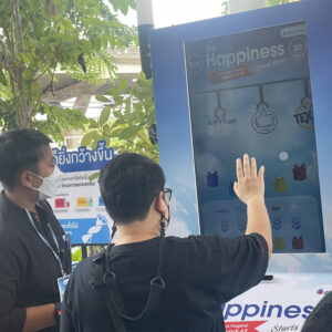 บริการจำหน่ายและเช่า INTERACTIVE GAME & VENDING MACHINE KIOSK + บริการผลิตและเช่าระบบ Interactive Game & Vending Machine Kiosk สร้างกิจกรรมให้บูธคุณดูทันสมัย น่าสนใจ ด้วยเทคโนโลยีและนวัตกรรมที่จะสร้างรอยยิ้มให้กับผู้ร่วมสนุกและประสบการณ์ดีๆให้ความรู้เป็นที่น่าจดจำต่อแบรนด์สินค้าและบริการของคุณ โดยเรามีเกมสำเร็จรูป เพื่อลดระยะเวลาในการผลิตและพัฒนาระบบ รวมถึงประหยัดงบประมาณในการจัดงานและระบบ Interactive ของเรา มีฟังก์ชัน ดังนี้ เล่นง่ายด้วยระบบจอสัมผัส 40 นิ้ว มาพร้อมกับระบบแจกของรางวัลอัตโนมัติผ่านการร่วมสนุกกับเกม ทำให้บูธดูทันสมัยสร้างความน่าสนใจ และดึงดูดคนเข้ามารับชมบูธและร่วมกินกรรมมากยิ่งขึ้น ทนทาน แข็งแรง เหมาะกับที่จัดทั้งในและนอกอาคาร ดูทันสมัย เรียบหรู เหมาะกับงานเป็นทางการ ประหยัดงบในการทำกิจกรรมสำหรับบูธและอีเวนต์ ด้วยระบบเกมที่เราสร้างไว้เพื่อรองรับงานของคุณ ระบบ Interactive Game สำเร็จรูปให้เลือกใช้งาน โดยเปลี่ยนภาพกราฟิกตามสินค้า แบรนด์ และรูปแบบงานของลูกค้าได้ สามารถปรับเปลี่ยนกราฟิกเพื่อให้เข้ากับงานของคุณ ประหยัดระยะเวลาในการพัมนาระบบเกมสำหรับงานอีเวนต์นั้นๆ เก็บข้อมูลผู้เล่นเพื่อนำไปวิเคราะห์และใช้งานข้อมูล เช่น ชื่อ เบอร์ติดต่อ อีเมล ได้ เคลื่อนย้าย ติดตั้ง สะดวก Optional สามารถติดสติ๊กเกอร์ Inkjet เพื่อให้สอดคล้องกับธีมงานของลูกค้าได้