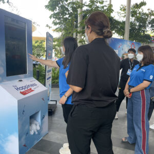 บริการจำหน่ายและเช่า INTERACTIVE GAME & VENDING MACHINE KIOSK + บริการผลิตและเช่าระบบ Interactive Game & Vending Machine Kiosk สร้างกิจกรรมให้บูธคุณดูทันสมัย น่าสนใจ ด้วยเทคโนโลยีและนวัตกรรมที่จะสร้างรอยยิ้มให้กับผู้ร่วมสนุกและประสบการณ์ดีๆให้ความรู้เป็นที่น่าจดจำต่อแบรนด์สินค้าและบริการของคุณ โดยเรามีเกมสำเร็จรูป เพื่อลดระยะเวลาในการผลิตและพัฒนาระบบ รวมถึงประหยัดงบประมาณในการจัดงานและระบบ Interactive ของเรา มีฟังก์ชัน ดังนี้ เล่นง่ายด้วยระบบจอสัมผัส 40 นิ้ว มาพร้อมกับระบบแจกของรางวัลอัตโนมัติผ่านการร่วมสนุกกับเกม ทำให้บูธดูทันสมัยสร้างความน่าสนใจ และดึงดูดคนเข้ามารับชมบูธและร่วมกินกรรมมากยิ่งขึ้น ทนทาน แข็งแรง เหมาะกับที่จัดทั้งในและนอกอาคาร ดูทันสมัย เรียบหรู เหมาะกับงานเป็นทางการ ประหยัดงบในการทำกิจกรรมสำหรับบูธและอีเวนต์ ด้วยระบบเกมที่เราสร้างไว้เพื่อรองรับงานของคุณ ระบบ Interactive Game สำเร็จรูปให้เลือกใช้งาน โดยเปลี่ยนภาพกราฟิกตามสินค้า แบรนด์ และรูปแบบงานของลูกค้าได้ สามารถปรับเปลี่ยนกราฟิกเพื่อให้เข้ากับงานของคุณ ประหยัดระยะเวลาในการพัมนาระบบเกมสำหรับงานอีเวนต์นั้นๆ เก็บข้อมูลผู้เล่นเพื่อนำไปวิเคราะห์และใช้งานข้อมูล เช่น ชื่อ เบอร์ติดต่อ อีเมล ได้ เคลื่อนย้าย ติดตั้ง สะดวก Optional สามารถติดสติ๊กเกอร์ Inkjet เพื่อให้สอดคล้องกับธีมงานของลูกค้าได้