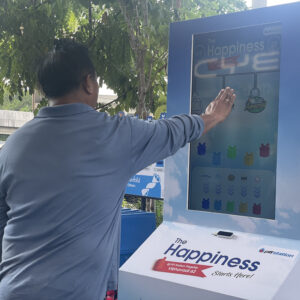บริการจำหน่ายและเช่า INTERACTIVE GAME & VENDING MACHINE KIOSK + บริการผลิตและเช่าระบบ Interactive Game & Vending Machine Kiosk สร้างกิจกรรมให้บูธคุณดูทันสมัย น่าสนใจ ด้วยเทคโนโลยีและนวัตกรรมที่จะสร้างรอยยิ้มให้กับผู้ร่วมสนุกและประสบการณ์ดีๆให้ความรู้เป็นที่น่าจดจำต่อแบรนด์สินค้าและบริการของคุณ โดยเรามีเกมสำเร็จรูป เพื่อลดระยะเวลาในการผลิตและพัฒนาระบบ รวมถึงประหยัดงบประมาณในการจัดงานและระบบ Interactive ของเรา มีฟังก์ชัน ดังนี้ เล่นง่ายด้วยระบบจอสัมผัส 40 นิ้ว มาพร้อมกับระบบแจกของรางวัลอัตโนมัติผ่านการร่วมสนุกกับเกม ทำให้บูธดูทันสมัยสร้างความน่าสนใจ และดึงดูดคนเข้ามารับชมบูธและร่วมกินกรรมมากยิ่งขึ้น ทนทาน แข็งแรง เหมาะกับที่จัดทั้งในและนอกอาคาร ดูทันสมัย เรียบหรู เหมาะกับงานเป็นทางการ ประหยัดงบในการทำกิจกรรมสำหรับบูธและอีเวนต์ ด้วยระบบเกมที่เราสร้างไว้เพื่อรองรับงานของคุณ ระบบ Interactive Game สำเร็จรูปให้เลือกใช้งาน โดยเปลี่ยนภาพกราฟิกตามสินค้า แบรนด์ และรูปแบบงานของลูกค้าได้ สามารถปรับเปลี่ยนกราฟิกเพื่อให้เข้ากับงานของคุณ ประหยัดระยะเวลาในการพัมนาระบบเกมสำหรับงานอีเวนต์นั้นๆ เก็บข้อมูลผู้เล่นเพื่อนำไปวิเคราะห์และใช้งานข้อมูล เช่น ชื่อ เบอร์ติดต่อ อีเมล ได้ เคลื่อนย้าย ติดตั้ง สะดวก Optional สามารถติดสติ๊กเกอร์ Inkjet เพื่อให้สอดคล้องกับธีมงานของลูกค้าได้