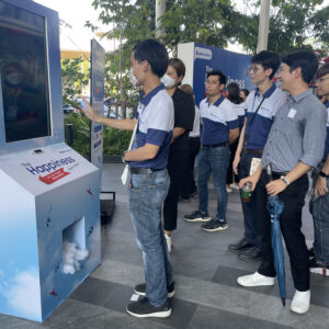 บริการจำหน่ายและเช่า INTERACTIVE GAME & VENDING MACHINE KIOSK + บริการผลิตและเช่าระบบ Interactive Game & Vending Machine Kiosk สร้างกิจกรรมให้บูธคุณดูทันสมัย น่าสนใจ ด้วยเทคโนโลยีและนวัตกรรมที่จะสร้างรอยยิ้มให้กับผู้ร่วมสนุกและประสบการณ์ดีๆให้ความรู้เป็นที่น่าจดจำต่อแบรนด์สินค้าและบริการของคุณ โดยเรามีเกมสำเร็จรูป เพื่อลดระยะเวลาในการผลิตและพัฒนาระบบ รวมถึงประหยัดงบประมาณในการจัดงานและระบบ Interactive ของเรา มีฟังก์ชัน ดังนี้ เล่นง่ายด้วยระบบจอสัมผัส 40 นิ้ว มาพร้อมกับระบบแจกของรางวัลอัตโนมัติผ่านการร่วมสนุกกับเกม ทำให้บูธดูทันสมัยสร้างความน่าสนใจ และดึงดูดคนเข้ามารับชมบูธและร่วมกินกรรมมากยิ่งขึ้น ทนทาน แข็งแรง เหมาะกับที่จัดทั้งในและนอกอาคาร ดูทันสมัย เรียบหรู เหมาะกับงานเป็นทางการ ประหยัดงบในการทำกิจกรรมสำหรับบูธและอีเวนต์ ด้วยระบบเกมที่เราสร้างไว้เพื่อรองรับงานของคุณ ระบบ Interactive Game สำเร็จรูปให้เลือกใช้งาน โดยเปลี่ยนภาพกราฟิกตามสินค้า แบรนด์ และรูปแบบงานของลูกค้าได้ สามารถปรับเปลี่ยนกราฟิกเพื่อให้เข้ากับงานของคุณ ประหยัดระยะเวลาในการพัมนาระบบเกมสำหรับงานอีเวนต์นั้นๆ เก็บข้อมูลผู้เล่นเพื่อนำไปวิเคราะห์และใช้งานข้อมูล เช่น ชื่อ เบอร์ติดต่อ อีเมล ได้ เคลื่อนย้าย ติดตั้ง สะดวก Optional สามารถติดสติ๊กเกอร์ Inkjet เพื่อให้สอดคล้องกับธีมงานของลูกค้าได้