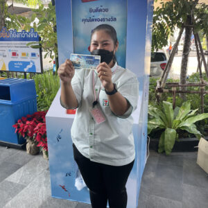 บริการจำหน่ายและเช่า INTERACTIVE GAME & VENDING MACHINE KIOSK + บริการผลิตและเช่าระบบ Interactive Game & Vending Machine Kiosk สร้างกิจกรรมให้บูธคุณดูทันสมัย น่าสนใจ ด้วยเทคโนโลยีและนวัตกรรมที่จะสร้างรอยยิ้มให้กับผู้ร่วมสนุกและประสบการณ์ดีๆให้ความรู้เป็นที่น่าจดจำต่อแบรนด์สินค้าและบริการของคุณ โดยเรามีเกมสำเร็จรูป เพื่อลดระยะเวลาในการผลิตและพัฒนาระบบ รวมถึงประหยัดงบประมาณในการจัดงานและระบบ Interactive ของเรา มีฟังก์ชัน ดังนี้ เล่นง่ายด้วยระบบจอสัมผัส 40 นิ้ว มาพร้อมกับระบบแจกของรางวัลอัตโนมัติผ่านการร่วมสนุกกับเกม ทำให้บูธดูทันสมัยสร้างความน่าสนใจ และดึงดูดคนเข้ามารับชมบูธและร่วมกินกรรมมากยิ่งขึ้น ทนทาน แข็งแรง เหมาะกับที่จัดทั้งในและนอกอาคาร ดูทันสมัย เรียบหรู เหมาะกับงานเป็นทางการ ประหยัดงบในการทำกิจกรรมสำหรับบูธและอีเวนต์ ด้วยระบบเกมที่เราสร้างไว้เพื่อรองรับงานของคุณ ระบบ Interactive Game สำเร็จรูปให้เลือกใช้งาน โดยเปลี่ยนภาพกราฟิกตามสินค้า แบรนด์ และรูปแบบงานของลูกค้าได้ สามารถปรับเปลี่ยนกราฟิกเพื่อให้เข้ากับงานของคุณ ประหยัดระยะเวลาในการพัมนาระบบเกมสำหรับงานอีเวนต์นั้นๆ เก็บข้อมูลผู้เล่นเพื่อนำไปวิเคราะห์และใช้งานข้อมูล เช่น ชื่อ เบอร์ติดต่อ อีเมล ได้ เคลื่อนย้าย ติดตั้ง สะดวก Optional สามารถติดสติ๊กเกอร์ Inkjet เพื่อให้สอดคล้องกับธีมงานของลูกค้าได้