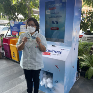 บริการจำหน่ายและเช่า INTERACTIVE GAME & VENDING MACHINE KIOSK + บริการผลิตและเช่าระบบ Interactive Game & Vending Machine Kiosk สร้างกิจกรรมให้บูธคุณดูทันสมัย น่าสนใจ ด้วยเทคโนโลยีและนวัตกรรมที่จะสร้างรอยยิ้มให้กับผู้ร่วมสนุกและประสบการณ์ดีๆให้ความรู้เป็นที่น่าจดจำต่อแบรนด์สินค้าและบริการของคุณ โดยเรามีเกมสำเร็จรูป เพื่อลดระยะเวลาในการผลิตและพัฒนาระบบ รวมถึงประหยัดงบประมาณในการจัดงานและระบบ Interactive ของเรา มีฟังก์ชัน ดังนี้ เล่นง่ายด้วยระบบจอสัมผัส 40 นิ้ว มาพร้อมกับระบบแจกของรางวัลอัตโนมัติผ่านการร่วมสนุกกับเกม ทำให้บูธดูทันสมัยสร้างความน่าสนใจ และดึงดูดคนเข้ามารับชมบูธและร่วมกินกรรมมากยิ่งขึ้น ทนทาน แข็งแรง เหมาะกับที่จัดทั้งในและนอกอาคาร ดูทันสมัย เรียบหรู เหมาะกับงานเป็นทางการ ประหยัดงบในการทำกิจกรรมสำหรับบูธและอีเวนต์ ด้วยระบบเกมที่เราสร้างไว้เพื่อรองรับงานของคุณ ระบบ Interactive Game สำเร็จรูปให้เลือกใช้งาน โดยเปลี่ยนภาพกราฟิกตามสินค้า แบรนด์ และรูปแบบงานของลูกค้าได้ สามารถปรับเปลี่ยนกราฟิกเพื่อให้เข้ากับงานของคุณ ประหยัดระยะเวลาในการพัมนาระบบเกมสำหรับงานอีเวนต์นั้นๆ เก็บข้อมูลผู้เล่นเพื่อนำไปวิเคราะห์และใช้งานข้อมูล เช่น ชื่อ เบอร์ติดต่อ อีเมล ได้ เคลื่อนย้าย ติดตั้ง สะดวก Optional สามารถติดสติ๊กเกอร์ Inkjet เพื่อให้สอดคล้องกับธีมงานของลูกค้าได้