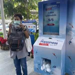 บริการจำหน่ายและเช่า INTERACTIVE GAME & VENDING MACHINE KIOSK + บริการผลิตและเช่าระบบ Interactive Game & Vending Machine Kiosk สร้างกิจกรรมให้บูธคุณดูทันสมัย น่าสนใจ ด้วยเทคโนโลยีและนวัตกรรมที่จะสร้างรอยยิ้มให้กับผู้ร่วมสนุกและประสบการณ์ดีๆให้ความรู้เป็นที่น่าจดจำต่อแบรนด์สินค้าและบริการของคุณ โดยเรามีเกมสำเร็จรูป เพื่อลดระยะเวลาในการผลิตและพัฒนาระบบ รวมถึงประหยัดงบประมาณในการจัดงานและระบบ Interactive ของเรา มีฟังก์ชัน ดังนี้ เล่นง่ายด้วยระบบจอสัมผัส 40 นิ้ว มาพร้อมกับระบบแจกของรางวัลอัตโนมัติผ่านการร่วมสนุกกับเกม ทำให้บูธดูทันสมัยสร้างความน่าสนใจ และดึงดูดคนเข้ามารับชมบูธและร่วมกินกรรมมากยิ่งขึ้น ทนทาน แข็งแรง เหมาะกับที่จัดทั้งในและนอกอาคาร ดูทันสมัย เรียบหรู เหมาะกับงานเป็นทางการ ประหยัดงบในการทำกิจกรรมสำหรับบูธและอีเวนต์ ด้วยระบบเกมที่เราสร้างไว้เพื่อรองรับงานของคุณ ระบบ Interactive Game สำเร็จรูปให้เลือกใช้งาน โดยเปลี่ยนภาพกราฟิกตามสินค้า แบรนด์ และรูปแบบงานของลูกค้าได้ สามารถปรับเปลี่ยนกราฟิกเพื่อให้เข้ากับงานของคุณ ประหยัดระยะเวลาในการพัมนาระบบเกมสำหรับงานอีเวนต์นั้นๆ เก็บข้อมูลผู้เล่นเพื่อนำไปวิเคราะห์และใช้งานข้อมูล เช่น ชื่อ เบอร์ติดต่อ อีเมล ได้ เคลื่อนย้าย ติดตั้ง สะดวก Optional สามารถติดสติ๊กเกอร์ Inkjet เพื่อให้สอดคล้องกับธีมงานของลูกค้าได้