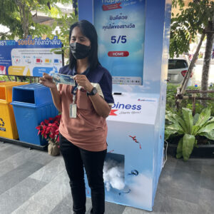 บริการจำหน่ายและเช่า INTERACTIVE GAME & VENDING MACHINE KIOSK + บริการผลิตและเช่าระบบ Interactive Game & Vending Machine Kiosk สร้างกิจกรรมให้บูธคุณดูทันสมัย น่าสนใจ ด้วยเทคโนโลยีและนวัตกรรมที่จะสร้างรอยยิ้มให้กับผู้ร่วมสนุกและประสบการณ์ดีๆให้ความรู้เป็นที่น่าจดจำต่อแบรนด์สินค้าและบริการของคุณ โดยเรามีเกมสำเร็จรูป เพื่อลดระยะเวลาในการผลิตและพัฒนาระบบ รวมถึงประหยัดงบประมาณในการจัดงานและระบบ Interactive ของเรา มีฟังก์ชัน ดังนี้ เล่นง่ายด้วยระบบจอสัมผัส 40 นิ้ว มาพร้อมกับระบบแจกของรางวัลอัตโนมัติผ่านการร่วมสนุกกับเกม ทำให้บูธดูทันสมัยสร้างความน่าสนใจ และดึงดูดคนเข้ามารับชมบูธและร่วมกินกรรมมากยิ่งขึ้น ทนทาน แข็งแรง เหมาะกับที่จัดทั้งในและนอกอาคาร ดูทันสมัย เรียบหรู เหมาะกับงานเป็นทางการ ประหยัดงบในการทำกิจกรรมสำหรับบูธและอีเวนต์ ด้วยระบบเกมที่เราสร้างไว้เพื่อรองรับงานของคุณ ระบบ Interactive Game สำเร็จรูปให้เลือกใช้งาน โดยเปลี่ยนภาพกราฟิกตามสินค้า แบรนด์ และรูปแบบงานของลูกค้าได้ สามารถปรับเปลี่ยนกราฟิกเพื่อให้เข้ากับงานของคุณ ประหยัดระยะเวลาในการพัมนาระบบเกมสำหรับงานอีเวนต์นั้นๆ เก็บข้อมูลผู้เล่นเพื่อนำไปวิเคราะห์และใช้งานข้อมูล เช่น ชื่อ เบอร์ติดต่อ อีเมล ได้ เคลื่อนย้าย ติดตั้ง สะดวก Optional สามารถติดสติ๊กเกอร์ Inkjet เพื่อให้สอดคล้องกับธีมงานของลูกค้าได้