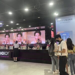 บริการจำหน่ายและเช่า INTERACTIVE GAME & VENDING MACHINE KIOSK + บริการผลิตและเช่าระบบ Interactive Game & Vending Machine Kiosk สร้างกิจกรรมให้บูธคุณดูทันสมัย น่าสนใจ ด้วยเทคโนโลยีและนวัตกรรมที่จะสร้างรอยยิ้มให้กับผู้ร่วมสนุกและประสบการณ์ดีๆให้ความรู้เป็นที่น่าจดจำต่อแบรนด์สินค้าและบริการของคุณ โดยเรามีเกมสำเร็จรูป เพื่อลดระยะเวลาในการผลิตและพัฒนาระบบ รวมถึงประหยัดงบประมาณในการจัดงานและระบบ Interactive ของเรา มีฟังก์ชัน ดังนี้ เล่นง่ายด้วยระบบจอสัมผัส 40 นิ้ว มาพร้อมกับระบบแจกของรางวัลอัตโนมัติผ่านการร่วมสนุกกับเกม ทำให้บูธดูทันสมัยสร้างความน่าสนใจ และดึงดูดคนเข้ามารับชมบูธและร่วมกินกรรมมากยิ่งขึ้น ทนทาน แข็งแรง เหมาะกับที่จัดทั้งในและนอกอาคาร ดูทันสมัย เรียบหรู เหมาะกับงานเป็นทางการ ประหยัดงบในการทำกิจกรรมสำหรับบูธและอีเวนต์ ด้วยระบบเกมที่เราสร้างไว้เพื่อรองรับงานของคุณ ระบบ Interactive Game สำเร็จรูปให้เลือกใช้งาน โดยเปลี่ยนภาพกราฟิกตามสินค้า แบรนด์ และรูปแบบงานของลูกค้าได้ สามารถปรับเปลี่ยนกราฟิกเพื่อให้เข้ากับงานของคุณ ประหยัดระยะเวลาในการพัมนาระบบเกมสำหรับงานอีเวนต์นั้นๆ เก็บข้อมูลผู้เล่นเพื่อนำไปวิเคราะห์และใช้งานข้อมูล เช่น ชื่อ เบอร์ติดต่อ อีเมล ได้ เคลื่อนย้าย ติดตั้ง สะดวก Optional สามารถติดสติ๊กเกอร์ Inkjet เพื่อให้สอดคล้องกับธีมงานของลูกค้าได้