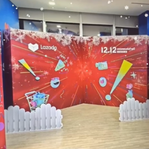 บริการผลิตและเช่า AR Games (Augmented Reality) บริการผลิตและเช่า AR Games (Augmented Reality) เทคโนโลยีการจำลองภาพเสมือนสามมิติ ในรูปแบบ Interactive Media ใช้เป็นสื่อมัลติมีเดียในการสร้างประสบการณ์ใหม่ให้กับลูกค้า เทคโนโลยี AR กำลังเป็นที่นิยมและถูกนำไปใช้อย่างหลาย เช่น ด้านการศึกษา ด้านการแพทย์ การพัฒนาบุคลากรการฝึกอบรม การตลาด การขาย การประชาสัมพันธ์ รวมถึงการสร้าง Brand Awareness โดยความพิเศษของ AR สามารถนำไปใช้กับงานต่างๆได้ ดังนี้ แอป AR ใช้งานกับหนังสือ โปสเตอร์ การ์ด แผ่นพับ หรือโบว์ชัวร์ AR สำหรับส่งเสริมการตลาด สร้างประสบการณ์ที่แปลกใหม่ให้กับลูกค้า AR Game Interactive จับการเคลื่อนไหว, เก็บโลโก้ ใช้ในงานอีเว้นท์ บูธกิจกรรม Marketing Event AR ในงานอีเวนท์ ใช้ร่วมกับ Interactive Touch Screen เช่น ในพิพิธภัณฑ์ สนามบิน ศูนย์การค้า โชว์รูม ร้านค้า