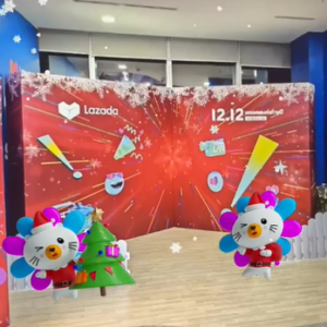 บริการผลิตและเช่า AR Games (Augmented Reality) บริการผลิตและเช่า AR Games (Augmented Reality) เทคโนโลยีการจำลองภาพเสมือนสามมิติ ในรูปแบบ Interactive Media ใช้เป็นสื่อมัลติมีเดียในการสร้างประสบการณ์ใหม่ให้กับลูกค้า เทคโนโลยี AR กำลังเป็นที่นิยมและถูกนำไปใช้อย่างหลาย เช่น ด้านการศึกษา ด้านการแพทย์ การพัฒนาบุคลากรการฝึกอบรม การตลาด การขาย การประชาสัมพันธ์ รวมถึงการสร้าง Brand Awareness โดยความพิเศษของ AR สามารถนำไปใช้กับงานต่างๆได้ ดังนี้ แอป AR ใช้งานกับหนังสือ โปสเตอร์ การ์ด แผ่นพับ หรือโบว์ชัวร์ AR สำหรับส่งเสริมการตลาด สร้างประสบการณ์ที่แปลกใหม่ให้กับลูกค้า AR Game Interactive จับการเคลื่อนไหว, เก็บโลโก้ ใช้ในงานอีเว้นท์ บูธกิจกรรม Marketing Event AR ในงานอีเวนท์ ใช้ร่วมกับ Interactive Touch Screen เช่น ในพิพิธภัณฑ์ สนามบิน ศูนย์การค้า โชว์รูม ร้านค้า