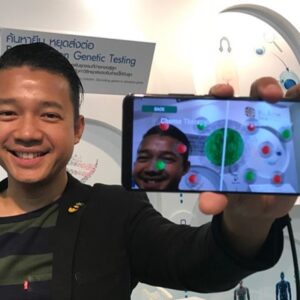 บริการผลิตและเช่า AR Games (Augmented Reality) บริการผลิตและเช่า AR Games (Augmented Reality) เทคโนโลยีการจำลองภาพเสมือนสามมิติ ในรูปแบบ Interactive Media ใช้เป็นสื่อมัลติมีเดียในการสร้างประสบการณ์ใหม่ให้กับลูกค้า เทคโนโลยี AR กำลังเป็นที่นิยมและถูกนำไปใช้อย่างหลาย เช่น ด้านการศึกษา ด้านการแพทย์ การพัฒนาบุคลากรการฝึกอบรม การตลาด การขาย การประชาสัมพันธ์ รวมถึงการสร้าง Brand Awareness โดยความพิเศษของ AR สามารถนำไปใช้กับงานต่างๆได้ ดังนี้ แอป AR ใช้งานกับหนังสือ โปสเตอร์ การ์ด แผ่นพับ หรือโบว์ชัวร์ AR สำหรับส่งเสริมการตลาด สร้างประสบการณ์ที่แปลกใหม่ให้กับลูกค้า AR Game Interactive จับการเคลื่อนไหว, เก็บโลโก้ ใช้ในงานอีเว้นท์ บูธกิจกรรม Marketing Event AR ในงานอีเวนท์ ใช้ร่วมกับ Interactive Touch Screen เช่น ในพิพิธภัณฑ์ สนามบิน ศูนย์การค้า โชว์รูม ร้านค้า