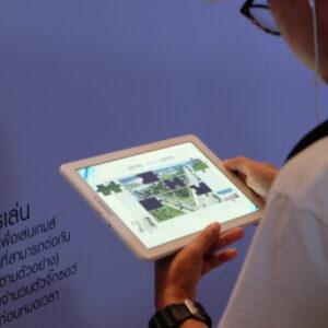 บริการผลิตและเช่า AR Games (Augmented Reality) บริการผลิตและเช่า AR Games (Augmented Reality) เทคโนโลยีการจำลองภาพเสมือนสามมิติ ในรูปแบบ Interactive Media ใช้เป็นสื่อมัลติมีเดียในการสร้างประสบการณ์ใหม่ให้กับลูกค้า เทคโนโลยี AR กำลังเป็นที่นิยมและถูกนำไปใช้อย่างหลาย เช่น ด้านการศึกษา ด้านการแพทย์ การพัฒนาบุคลากรการฝึกอบรม การตลาด การขาย การประชาสัมพันธ์ รวมถึงการสร้าง Brand Awareness โดยความพิเศษของ AR สามารถนำไปใช้กับงานต่างๆได้ ดังนี้ แอป AR ใช้งานกับหนังสือ โปสเตอร์ การ์ด แผ่นพับ หรือโบว์ชัวร์ AR สำหรับส่งเสริมการตลาด สร้างประสบการณ์ที่แปลกใหม่ให้กับลูกค้า AR Game Interactive จับการเคลื่อนไหว, เก็บโลโก้ ใช้ในงานอีเว้นท์ บูธกิจกรรม Marketing Event AR ในงานอีเวนท์ ใช้ร่วมกับ Interactive Touch Screen เช่น ในพิพิธภัณฑ์ สนามบิน ศูนย์การค้า โชว์รูม ร้านค้า