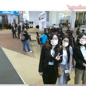 บริการผลิตและเช่า AR Games (Augmented Reality) บริการผลิตและเช่า AR Games (Augmented Reality) เทคโนโลยีการจำลองภาพเสมือนสามมิติ ในรูปแบบ Interactive Media ใช้เป็นสื่อมัลติมีเดียในการสร้างประสบการณ์ใหม่ให้กับลูกค้า เทคโนโลยี AR กำลังเป็นที่นิยมและถูกนำไปใช้อย่างหลาย เช่น ด้านการศึกษา ด้านการแพทย์ การพัฒนาบุคลากรการฝึกอบรม การตลาด การขาย การประชาสัมพันธ์ รวมถึงการสร้าง Brand Awareness โดยความพิเศษของ AR สามารถนำไปใช้กับงานต่างๆได้ ดังนี้ แอป AR ใช้งานกับหนังสือ โปสเตอร์ การ์ด แผ่นพับ หรือโบว์ชัวร์ AR สำหรับส่งเสริมการตลาด สร้างประสบการณ์ที่แปลกใหม่ให้กับลูกค้า AR Game Interactive จับการเคลื่อนไหว, เก็บโลโก้ ใช้ในงานอีเว้นท์ บูธกิจกรรม Marketing Event AR ในงานอีเวนท์ ใช้ร่วมกับ Interactive Touch Screen เช่น ในพิพิธภัณฑ์ สนามบิน ศูนย์การค้า โชว์รูม ร้านค้า