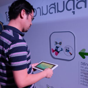 บริการผลิตและเช่า AR Games (Augmented Reality) บริการผลิตและเช่า AR Games (Augmented Reality) เทคโนโลยีการจำลองภาพเสมือนสามมิติ ในรูปแบบ Interactive Media ใช้เป็นสื่อมัลติมีเดียในการสร้างประสบการณ์ใหม่ให้กับลูกค้า เทคโนโลยี AR กำลังเป็นที่นิยมและถูกนำไปใช้อย่างหลาย เช่น ด้านการศึกษา ด้านการแพทย์ การพัฒนาบุคลากรการฝึกอบรม การตลาด การขาย การประชาสัมพันธ์ รวมถึงการสร้าง Brand Awareness โดยความพิเศษของ AR สามารถนำไปใช้กับงานต่างๆได้ ดังนี้ แอป AR ใช้งานกับหนังสือ โปสเตอร์ การ์ด แผ่นพับ หรือโบว์ชัวร์ AR สำหรับส่งเสริมการตลาด สร้างประสบการณ์ที่แปลกใหม่ให้กับลูกค้า AR Game Interactive จับการเคลื่อนไหว, เก็บโลโก้ ใช้ในงานอีเว้นท์ บูธกิจกรรม Marketing Event AR ในงานอีเวนท์ ใช้ร่วมกับ Interactive Touch Screen เช่น ในพิพิธภัณฑ์ สนามบิน ศูนย์การค้า โชว์รูม ร้านค้า