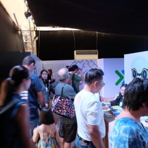บริการผลิตและเช่า AR Games (Augmented Reality) บริการผลิตและเช่า AR Games (Augmented Reality) เทคโนโลยีการจำลองภาพเสมือนสามมิติ ในรูปแบบ Interactive Media ใช้เป็นสื่อมัลติมีเดียในการสร้างประสบการณ์ใหม่ให้กับลูกค้า เทคโนโลยี AR กำลังเป็นที่นิยมและถูกนำไปใช้อย่างหลาย เช่น ด้านการศึกษา ด้านการแพทย์ การพัฒนาบุคลากรการฝึกอบรม การตลาด การขาย การประชาสัมพันธ์ รวมถึงการสร้าง Brand Awareness โดยความพิเศษของ AR สามารถนำไปใช้กับงานต่างๆได้ ดังนี้ แอป AR ใช้งานกับหนังสือ โปสเตอร์ การ์ด แผ่นพับ หรือโบว์ชัวร์ AR สำหรับส่งเสริมการตลาด สร้างประสบการณ์ที่แปลกใหม่ให้กับลูกค้า AR Game Interactive จับการเคลื่อนไหว, เก็บโลโก้ ใช้ในงานอีเว้นท์ บูธกิจกรรม Marketing Event AR ในงานอีเวนท์ ใช้ร่วมกับ Interactive Touch Screen เช่น ในพิพิธภัณฑ์ สนามบิน ศูนย์การค้า โชว์รูม ร้านค้า