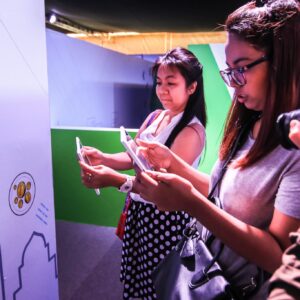 บริการผลิตและเช่า AR Games (Augmented Reality) บริการผลิตและเช่า AR Games (Augmented Reality) เทคโนโลยีการจำลองภาพเสมือนสามมิติ ในรูปแบบ Interactive Media ใช้เป็นสื่อมัลติมีเดียในการสร้างประสบการณ์ใหม่ให้กับลูกค้า เทคโนโลยี AR กำลังเป็นที่นิยมและถูกนำไปใช้อย่างหลาย เช่น ด้านการศึกษา ด้านการแพทย์ การพัฒนาบุคลากรการฝึกอบรม การตลาด การขาย การประชาสัมพันธ์ รวมถึงการสร้าง Brand Awareness โดยความพิเศษของ AR สามารถนำไปใช้กับงานต่างๆได้ ดังนี้ แอป AR ใช้งานกับหนังสือ โปสเตอร์ การ์ด แผ่นพับ หรือโบว์ชัวร์ AR สำหรับส่งเสริมการตลาด สร้างประสบการณ์ที่แปลกใหม่ให้กับลูกค้า AR Game Interactive จับการเคลื่อนไหว, เก็บโลโก้ ใช้ในงานอีเว้นท์ บูธกิจกรรม Marketing Event AR ในงานอีเวนท์ ใช้ร่วมกับ Interactive Touch Screen เช่น ในพิพิธภัณฑ์ สนามบิน ศูนย์การค้า โชว์รูม ร้านค้า