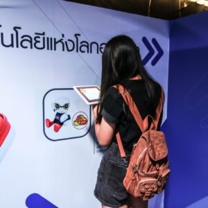 บริการผลิตและเช่า AR Games (Augmented Reality) บริการผลิตและเช่า AR Games (Augmented Reality) เทคโนโลยีการจำลองภาพเสมือนสามมิติ ในรูปแบบ Interactive Media ใช้เป็นสื่อมัลติมีเดียในการสร้างประสบการณ์ใหม่ให้กับลูกค้า เทคโนโลยี AR กำลังเป็นที่นิยมและถูกนำไปใช้อย่างหลาย เช่น ด้านการศึกษา ด้านการแพทย์ การพัฒนาบุคลากรการฝึกอบรม การตลาด การขาย การประชาสัมพันธ์ รวมถึงการสร้าง Brand Awareness โดยความพิเศษของ AR สามารถนำไปใช้กับงานต่างๆได้ ดังนี้ แอป AR ใช้งานกับหนังสือ โปสเตอร์ การ์ด แผ่นพับ หรือโบว์ชัวร์ AR สำหรับส่งเสริมการตลาด สร้างประสบการณ์ที่แปลกใหม่ให้กับลูกค้า AR Game Interactive จับการเคลื่อนไหว, เก็บโลโก้ ใช้ในงานอีเว้นท์ บูธกิจกรรม Marketing Event AR ในงานอีเวนท์ ใช้ร่วมกับ Interactive Touch Screen เช่น ในพิพิธภัณฑ์ สนามบิน ศูนย์การค้า โชว์รูม ร้านค้า