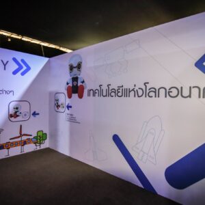 บริการผลิตและเช่า AR Games (Augmented Reality) บริการผลิตและเช่า AR Games (Augmented Reality) เทคโนโลยีการจำลองภาพเสมือนสามมิติ ในรูปแบบ Interactive Media ใช้เป็นสื่อมัลติมีเดียในการสร้างประสบการณ์ใหม่ให้กับลูกค้า เทคโนโลยี AR กำลังเป็นที่นิยมและถูกนำไปใช้อย่างหลาย เช่น ด้านการศึกษา ด้านการแพทย์ การพัฒนาบุคลากรการฝึกอบรม การตลาด การขาย การประชาสัมพันธ์ รวมถึงการสร้าง Brand Awareness โดยความพิเศษของ AR สามารถนำไปใช้กับงานต่างๆได้ ดังนี้ แอป AR ใช้งานกับหนังสือ โปสเตอร์ การ์ด แผ่นพับ หรือโบว์ชัวร์ AR สำหรับส่งเสริมการตลาด สร้างประสบการณ์ที่แปลกใหม่ให้กับลูกค้า AR Game Interactive จับการเคลื่อนไหว, เก็บโลโก้ ใช้ในงานอีเว้นท์ บูธกิจกรรม Marketing Event AR ในงานอีเวนท์ ใช้ร่วมกับ Interactive Touch Screen เช่น ในพิพิธภัณฑ์ สนามบิน ศูนย์การค้า โชว์รูม ร้านค้า